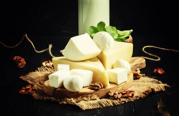 Cheese Assortment, latar belakang hitam — Stok Foto