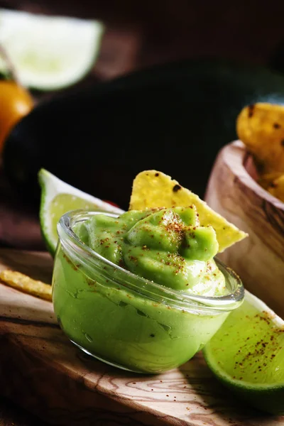 Salsa piccante con avocado e patatine al mais — Foto Stock