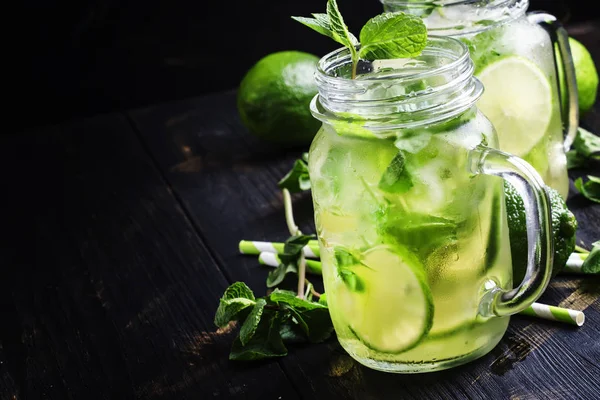 Grüner Tee mit Minze und Eis — Stockfoto