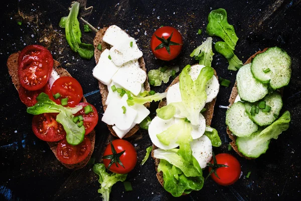 Bruschetta com tomate, pepino, queijo e alface — Fotografia de Stock