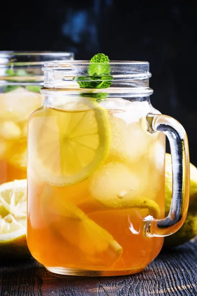 Chá preto de gelo com limão e hortelã — Fotografia de Stock