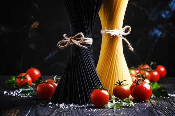 Spaghetti e pomodori, natura morta — Foto Stock