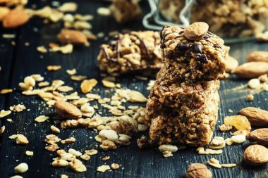Kuru üzüm ve badem ile ev yapımı granola bar