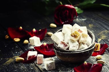 Rahat lukum, Antep fıstığı ve gül yaprakları ile oryantal tatlılar