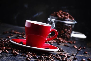 Kırmızı bir fincan kahve espresso