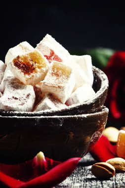 Rahat lukum, Antep fıstığı ve gül yaprakları ile oryantal tatlılar