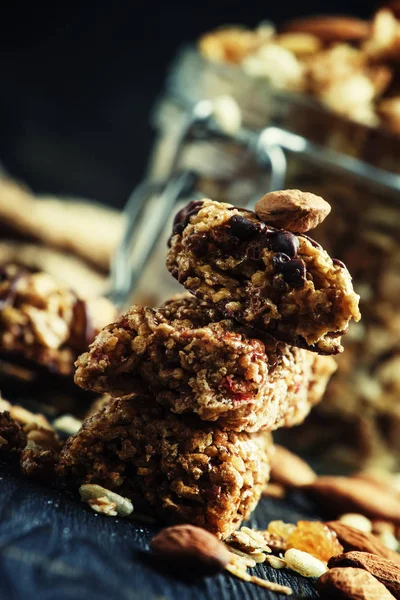 Barra de granola casera con pasas y almendras — Foto de Stock