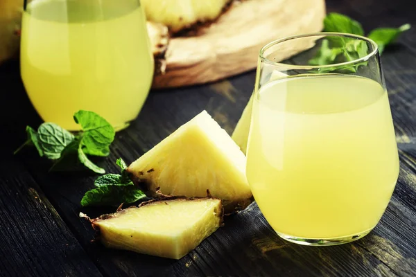 Freshly squeezed pineapple juice — Stock Photo, Image