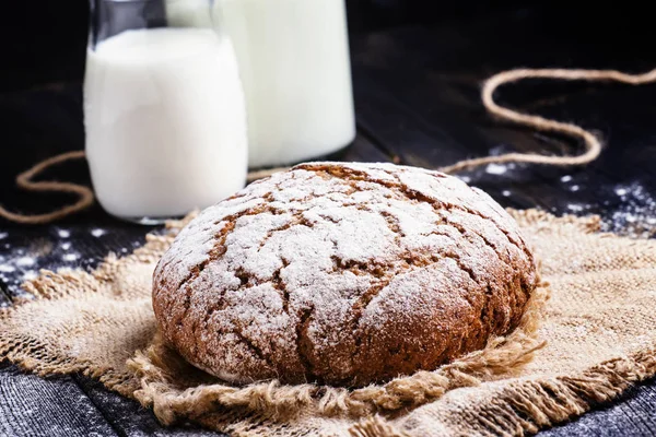Домашний ржаной хлеб и свежее молоко — стоковое фото