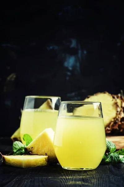 Sok świeżo wyciskany ananasowy — Zdjęcie stockowe