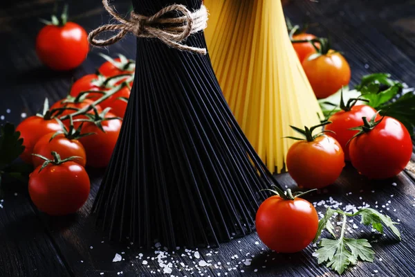 Spaghetti e pomodori, natura morta — Foto Stock