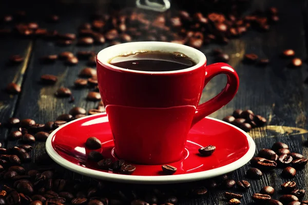 Eszpresszó kávéfőző, vörös csészében — Stock Fotó