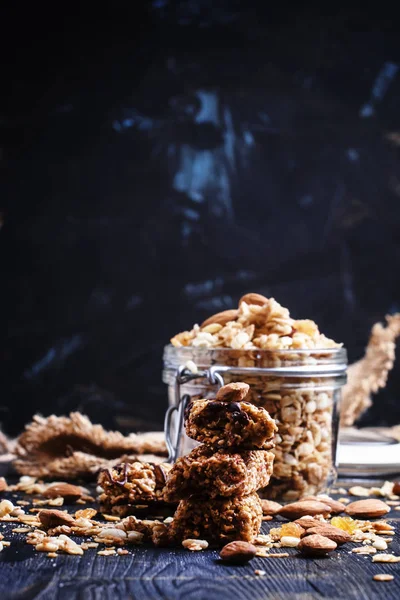 Zelfgemaakte muesli bar met rozijnen en amandelen — Stockfoto