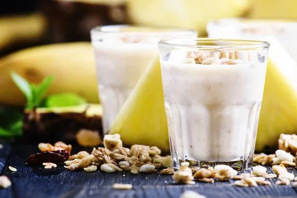 Batidos de leche con plátano, piña y granola —  Fotos de Stock