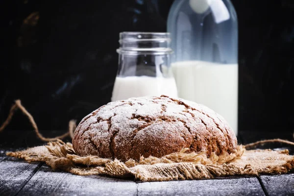 Rozs kenyérrel és friss tej — Stock Fotó