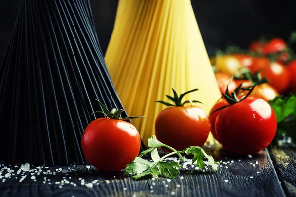Spaghetti e pomodori, natura morta — Foto Stock