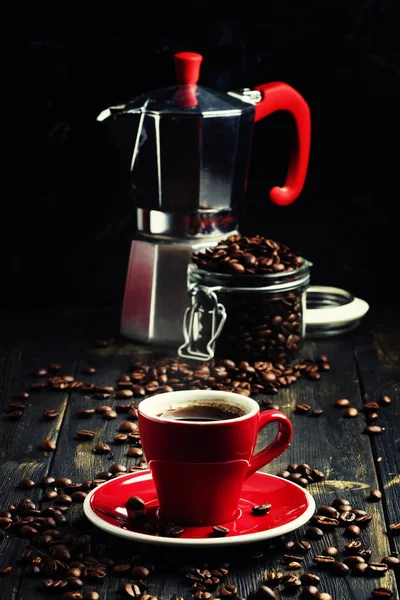Кофе эспрессо в красной чашке — стоковое фото