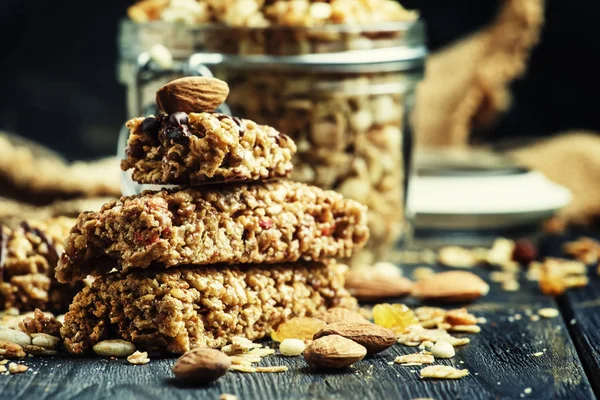 Barra de granola caseira com passas e amêndoas — Fotografia de Stock