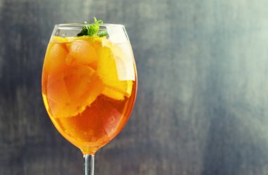 alkol ile portakal suyu kokteyli