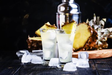 Ananas ile alkollü kokteyl