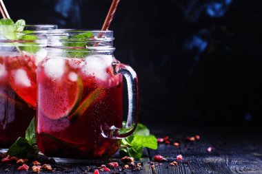Ebegümeci, meyve, nane ve buz çay