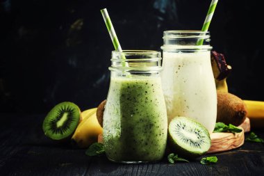 Kivi ve muz smoothies şişelerde