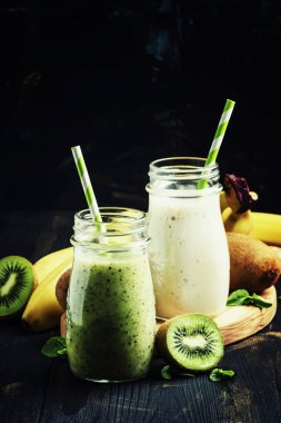 Kivi ve muz smoothies şişelerde