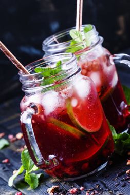 Ebegümeci, meyve, nane ve buz çay