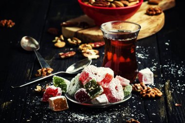 Fındık ve siyah çay ile oryantal tatlılar
