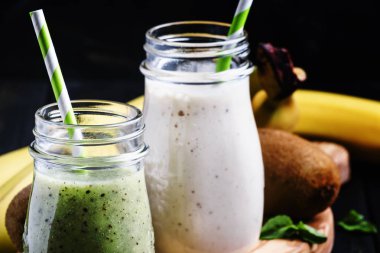 Kivi ve muz smoothies şişelerde