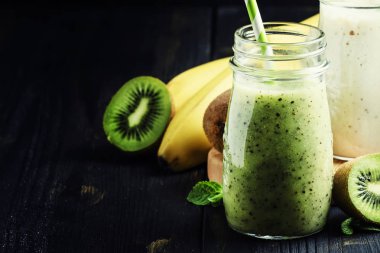 Kivi ve muz smoothies şişelerde