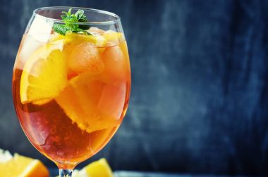 alkol ile portakal suyu kokteyli