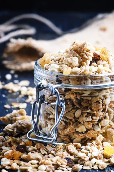 Granola assada com passas — Fotografia de Stock