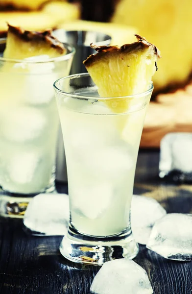 Алкогольний коктейль з ананасом — стокове фото
