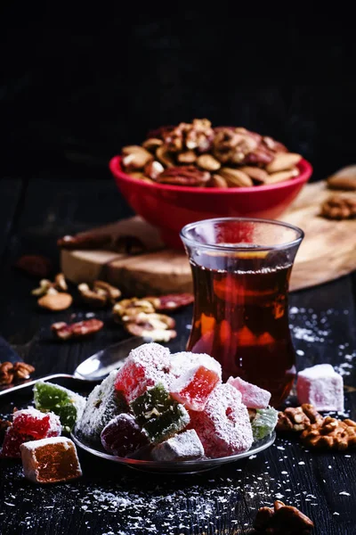 Orientální cukrovinky s ořechy a černý čaj — Stock fotografie