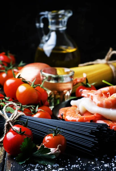 Espaguetis negros, tomates cherry, vino blanco, camarones, calamares — Foto de Stock