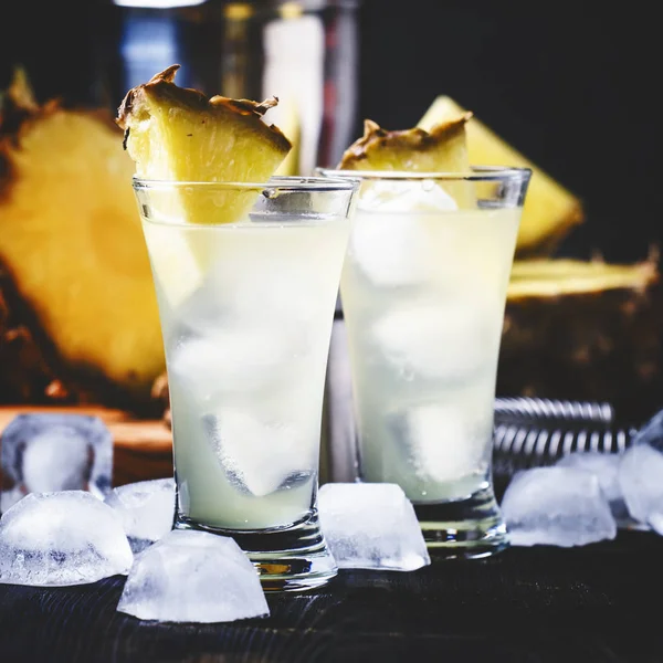 Cocktail alcolico con ananas — Foto Stock