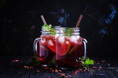 Ebegümeci, meyve, nane ve buz çay