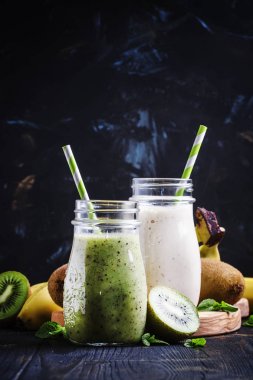 Kivi ve muz smoothies şişelerde