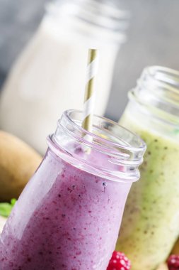 Berry smoothies şişelerde