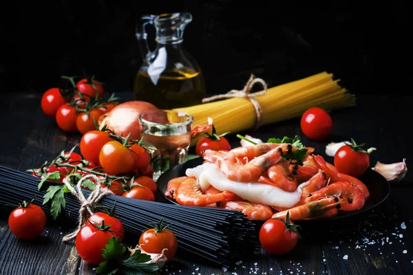 Spaghetti neri, pomodorini, vino bianco, gamberetti, calamari — Foto Stock
