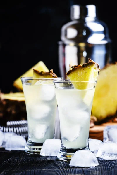Alcoholische cocktail met ananas — Stockfoto