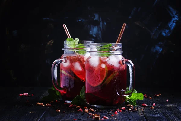 Te med hibiskus, frukt, mint och is — Stockfoto