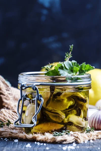 Мідії в оливковій олії з лимоном і травами — стокове фото