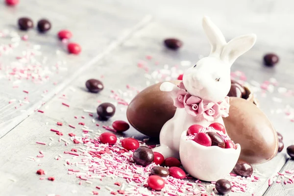 Velikonoční zajíček s hnědé a červené čokoládová vajíčka porcelán — Stock fotografie
