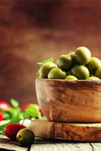 Gröna oliver i en träskål — Stockfoto