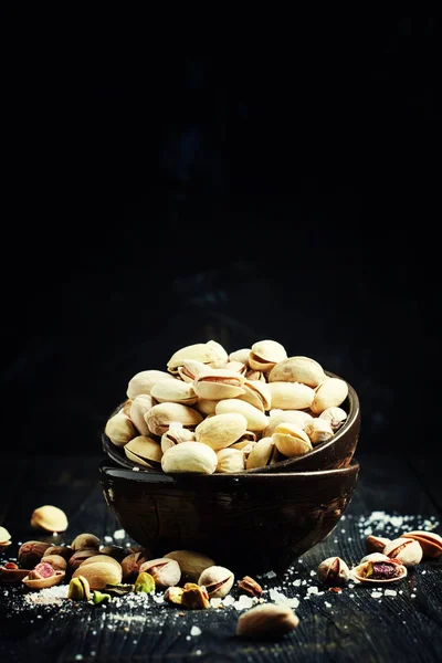 Pistachos salados en un bol —  Fotos de Stock