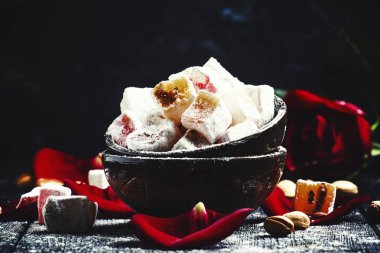 Rahat lokum gül yaprakları ile
