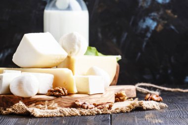 Çeşitli peynir, seçici odak