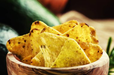 Cips ve avokado, seçici odak